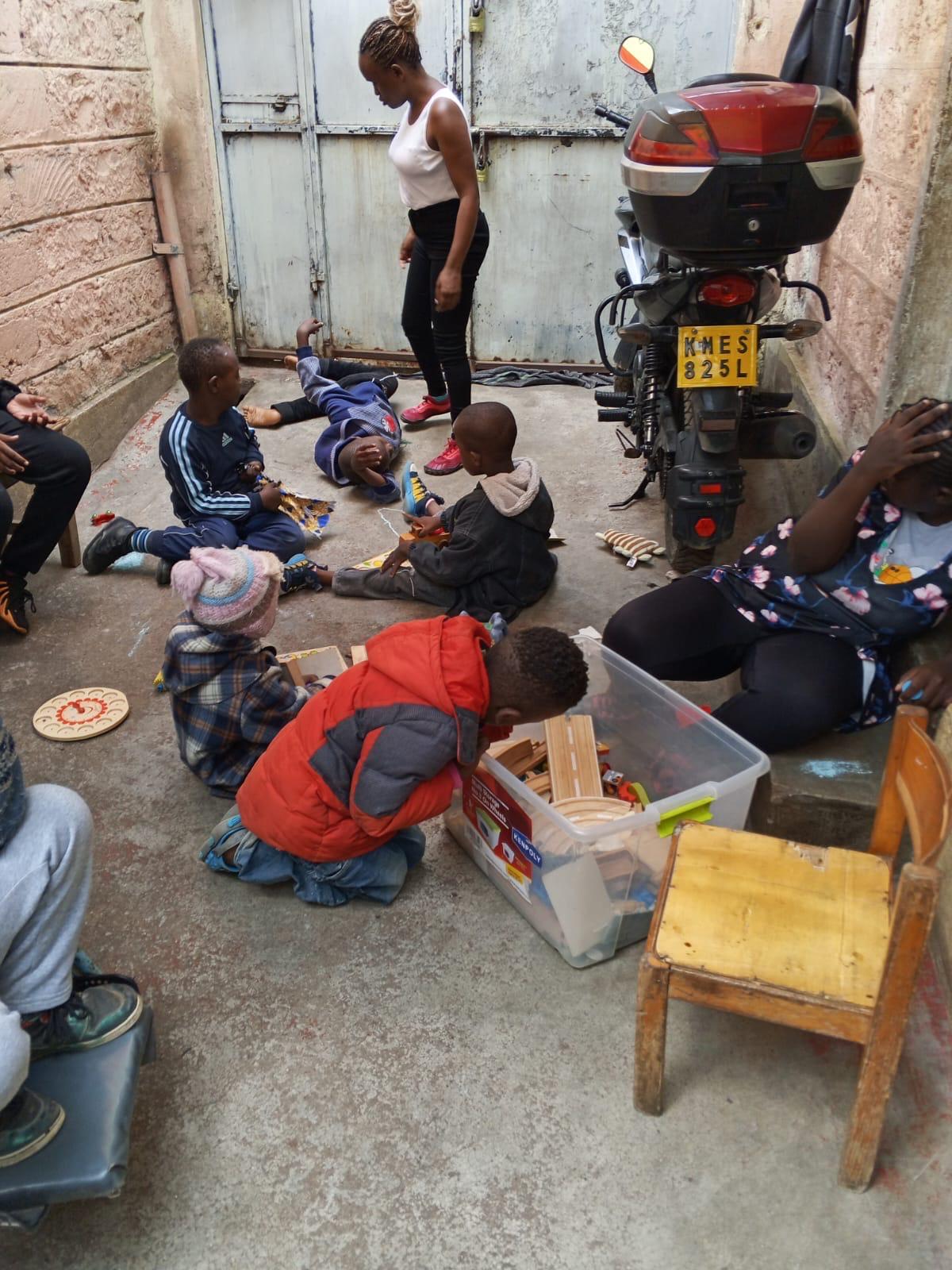 Kinder spielen auf Betonboden — kein Garten, kein Platz